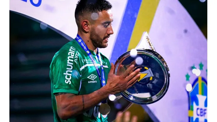 Alan Ruschel dejará de ser jugador de Chapecoense y fichará con Cruzeiro.