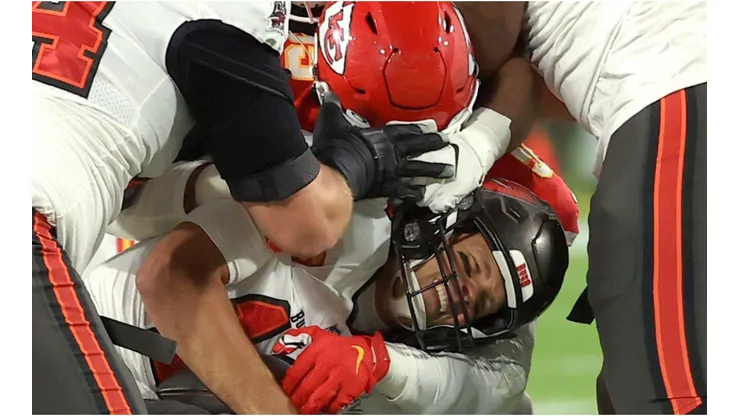 Tom Brady siendo capturado (Foto: Getty)