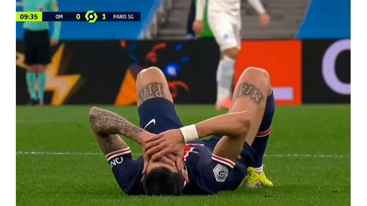 Dolor de cabeza para el PSG: Di María se tiró al piso y salió lesionado