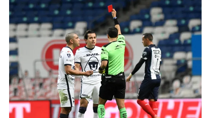 Alan Mozo vio la roja frente a Rayados.