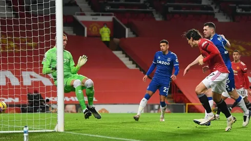 Mitad del gol fue de Rashford: Cavani marcó el 1-0 para el United ante Everton