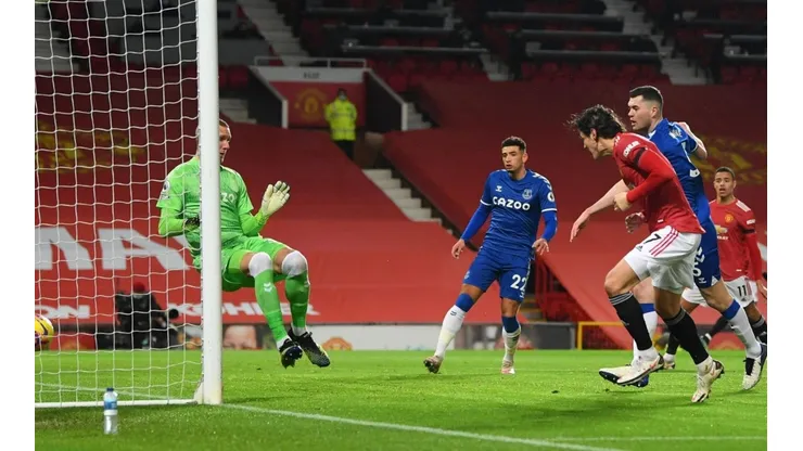 Mitad del gol fue de Rashford: Cavani marcó el 1-0 para el United ante Everton