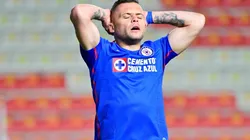 Jonathan Rodríguez lamenta el gol que falló en el Cruz Azul contra Necaxa del Guard1anes 2021.