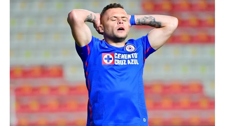 Jonathan Rodríguez lamenta el gol que falló en el Cruz Azul contra Necaxa del Guard1anes 2021.