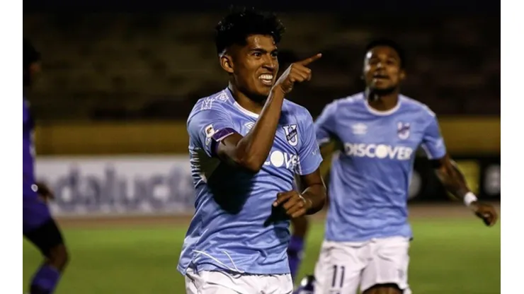 Vides jugó en el fútbol ecuatoriano.