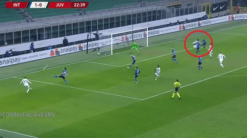 Cuadrado ganó de vivo, le hicieron penalti, el juez no lo vio, pero el VAR sí