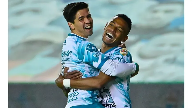 Víctor Dávila y William Tesillo celebran la victoria de León ante San Luis.