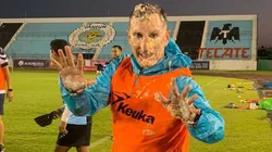 Así quedó 'Chaco' Giménez tras recibir el pastelazo de cumpleaños por parte de sus jugadores.