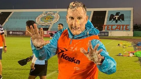 Así quedó 'Chaco' Giménez tras recibir el pastelazo de cumpleaños por parte de sus jugadores.