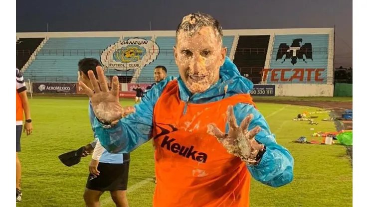 Así quedó 'Chaco' Giménez tras recibir el pastelazo de cumpleaños por parte de sus jugadores.