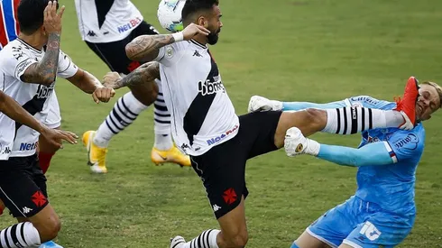 Video: la escalofriante patada en la cara que el arquero de Bahía sufrió en Brasil