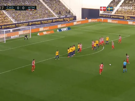 Cierren todo: golazo infernal de tiro libre de Luis Suárez para el Atlético Madrid