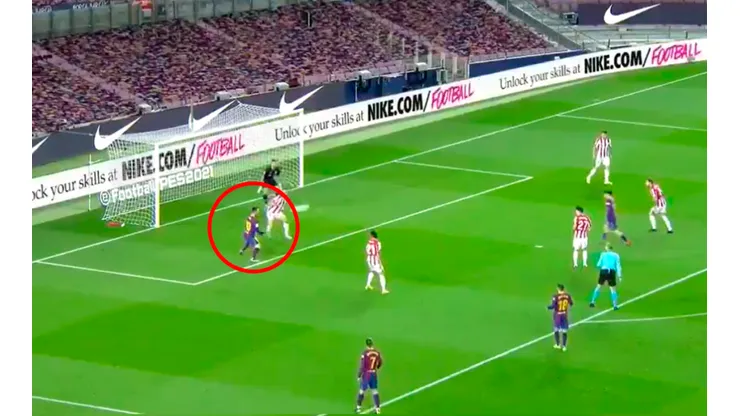 Video: Messi casi hace un gol de pecho que era para cerrar el Camp Nou
