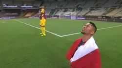 Rony festejó la obtención del título con bandera parecida a la peruana.