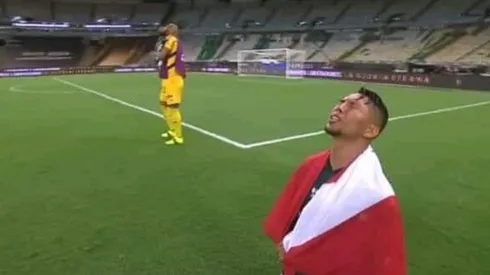 Rony festejó la obtención del título con bandera parecida a la peruana.