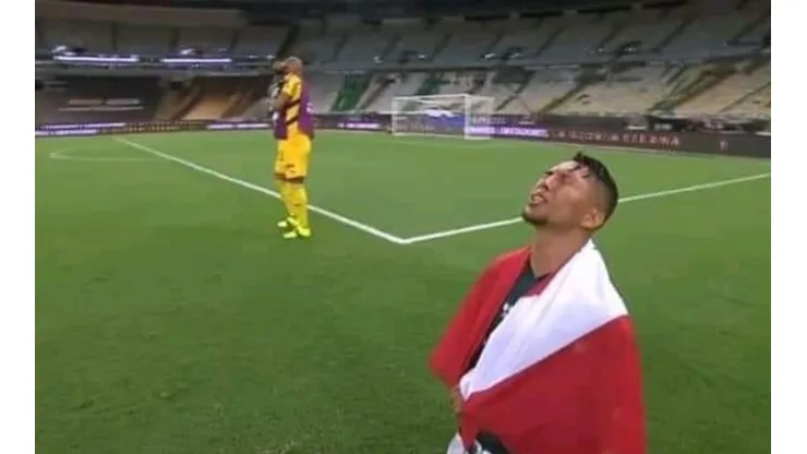 Rony festejó la obtención del título con bandera parecida a la peruana.