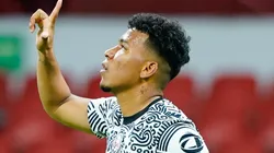 Roger Martínez se queda en América.