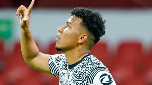 Roger Martínez se queda en América.