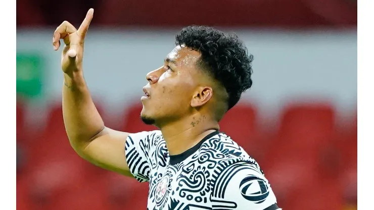 Roger Martínez se queda en América.