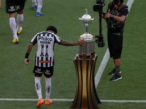 Esto ya se ha visto: Marinho salió a la cancha y ¡tocó la copa!