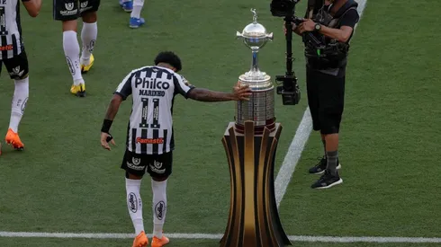 Esto ya se ha visto: Marinho salió a la cancha y ¡tocó la copa!