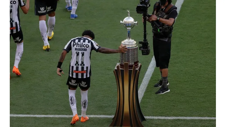 Esto ya se ha visto: Marinho salió a la cancha y ¡tocó la copa!