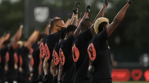 Jugadores de MLS manifestándose contra el racismo