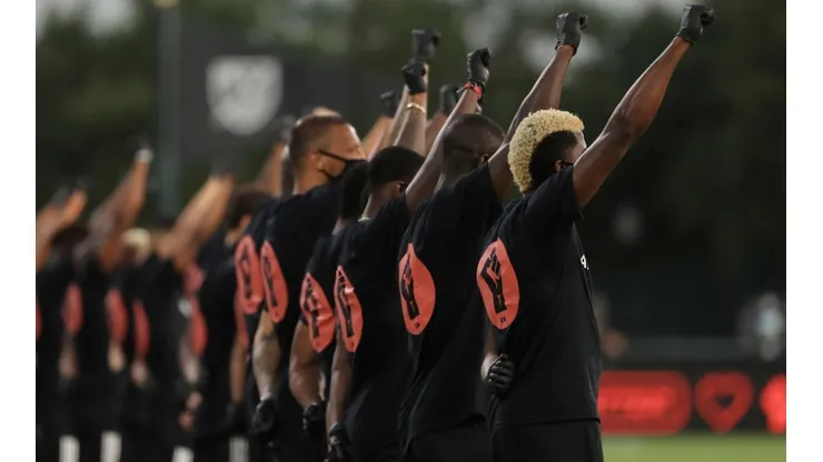 Jugadores de MLS manifestándose contra el racismo
