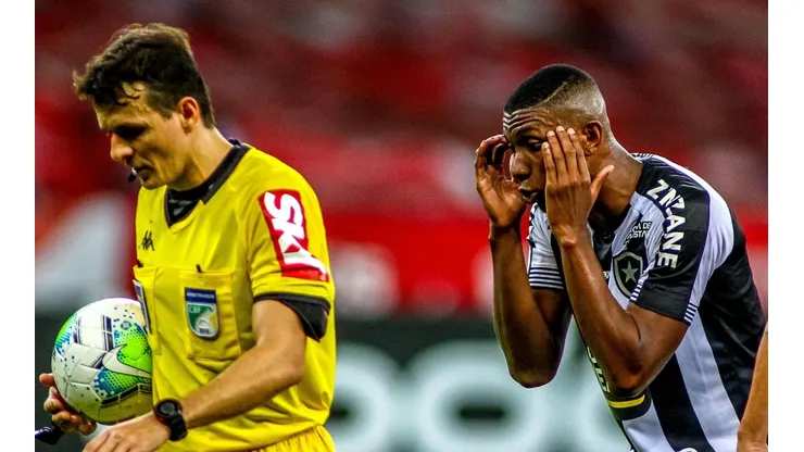 Kanu continuará en Brasil.