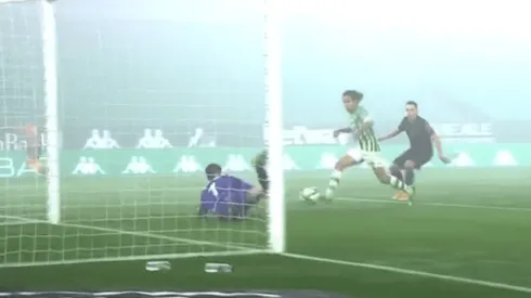 Diego Lainez falló un gol insólito