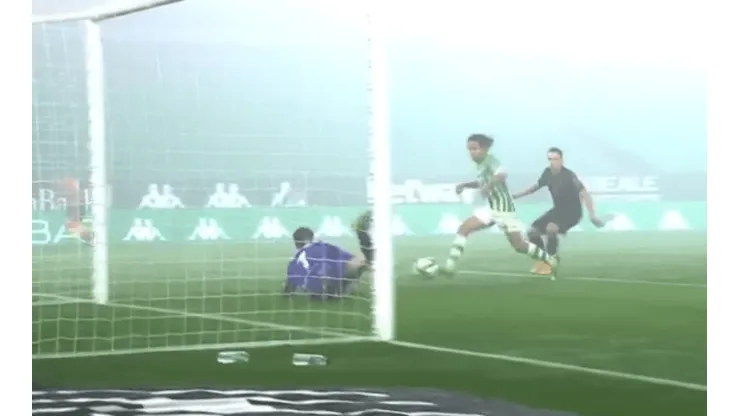 Diego Lainez falló un gol insólito