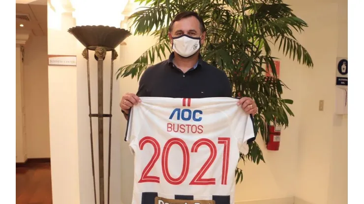 Carlos Bustos dirigirá a su tercer equipo en el fútbol peruano.