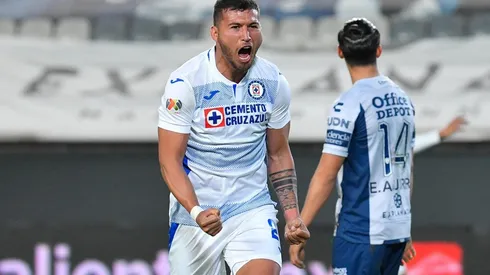 Gol de Juan Escobar para Cruz Azul ante Pachuca.