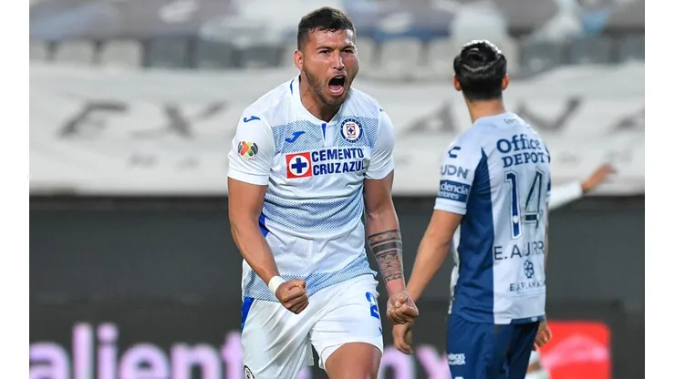 Gol de Juan Escobar para Cruz Azul ante Pachuca.