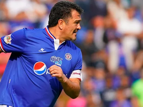 Carlos Hermosillo presumió el regalo que recibió por parte de Raúl Jiménez