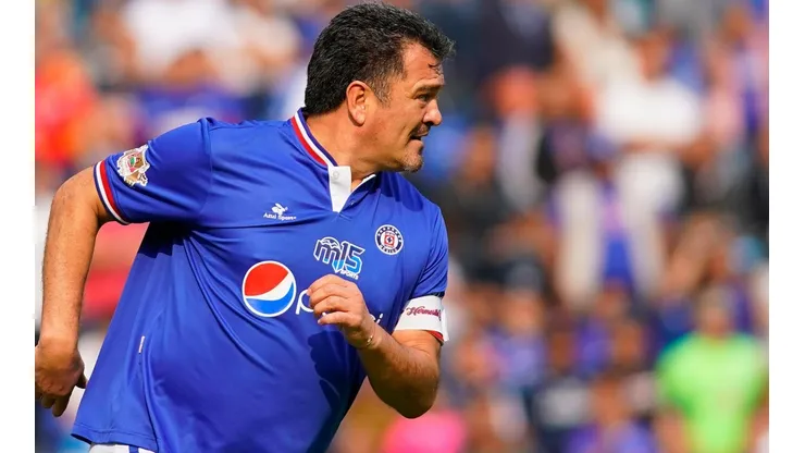 Carlos Hermosillo presume regalo de Raúl Jiménez.