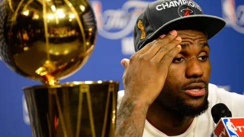 LeBron James con el trofeo Larry O'Brien
