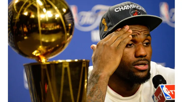 LeBron James con el trofeo Larry O'Brien