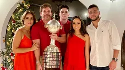 Alejandro Domínguez se fotografió con la camiseta del equipo "del que es fan"