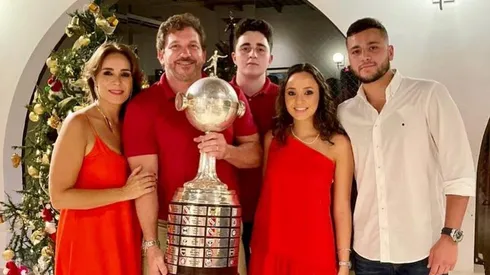 Alejandro Domínguez se fotografió con la camiseta del equipo "del que es fan"