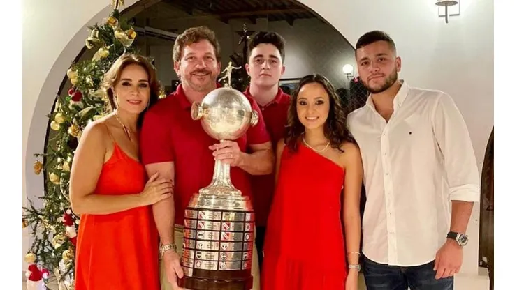 Alejandro Domínguez se fotografió con la camiseta del equipo "del que es fan"