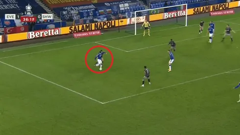 Lujo hermoso de James: pase de rabona que por poco es un golazo