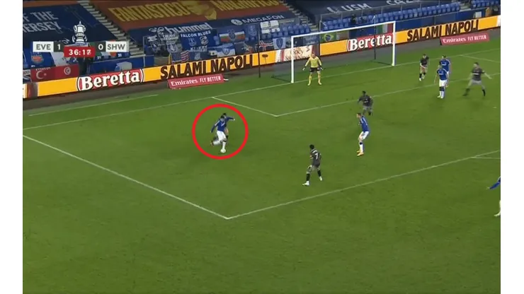Lujo hermoso de James: pase de rabona que por poco es un golazo