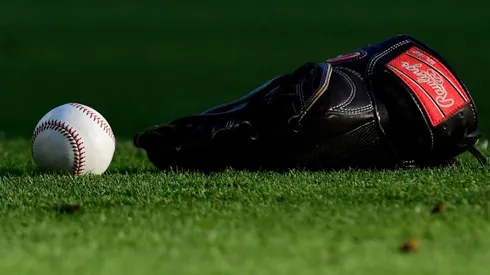 Bola y guante de la MLB