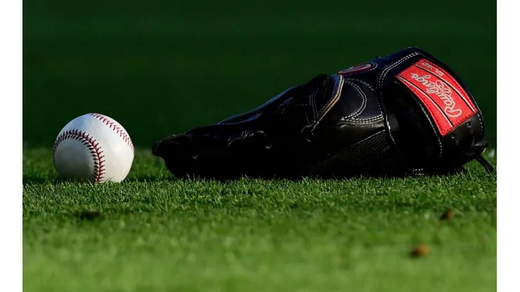 Bola y guante de la MLB