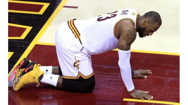 LeBron James jugando en Cleveland Cavaliers