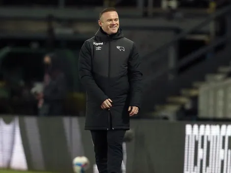 Insólito: Rooney debutó como técnico ganando por un gol de un jugador sin número