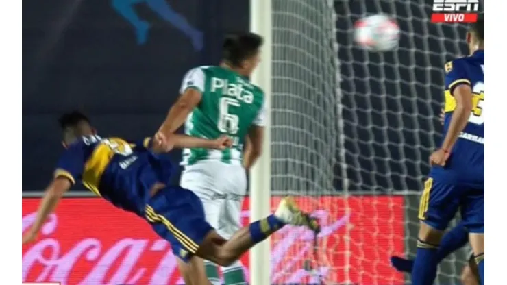 Carlos Zambrano perdió en el juego aéreo en el empate de Banfield.