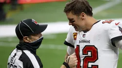 Tom Brady con un árbitro de Buccaneers vs. Saints