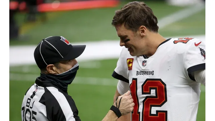 Tom Brady con un árbitro de Buccaneers vs. Saints